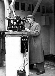 Kanālmalas paviljonā pie pasāžinstrumenta – darbs Laika dienesta ietvaros. Attēls no muzeja arhīva