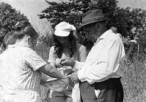 Jānis Lūsis ar studentiem lauka praksē. Foto: LU Muzeja krājums