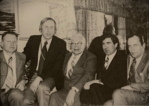 Studentu korporācijas Latvia biedri Mineapolē (ASV), apsveicot E. Ķiploku 75 gadu jubilejā, 1982.04.03. E. Ķiploka mājās. No kr. Ģirts Jātnieks, Visvaris Ģiga, E. Ķiploks, Uldis Erdmanis un Ansis Sapraša. Foto: Studentu korporācijas Latvia arhīvs