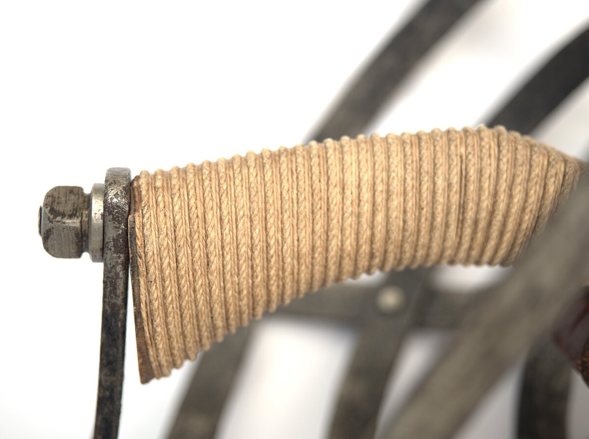 9. att. Rapiera roktura fragments un poga pēc konservācijas darbu veikšanas. Foto: Gints Ajausks