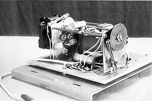 Elgas Kaupušas disertācijas pētījuma objekts – mākslīgās zvaigznes iekārta. Foto: LU Muzeja krājums