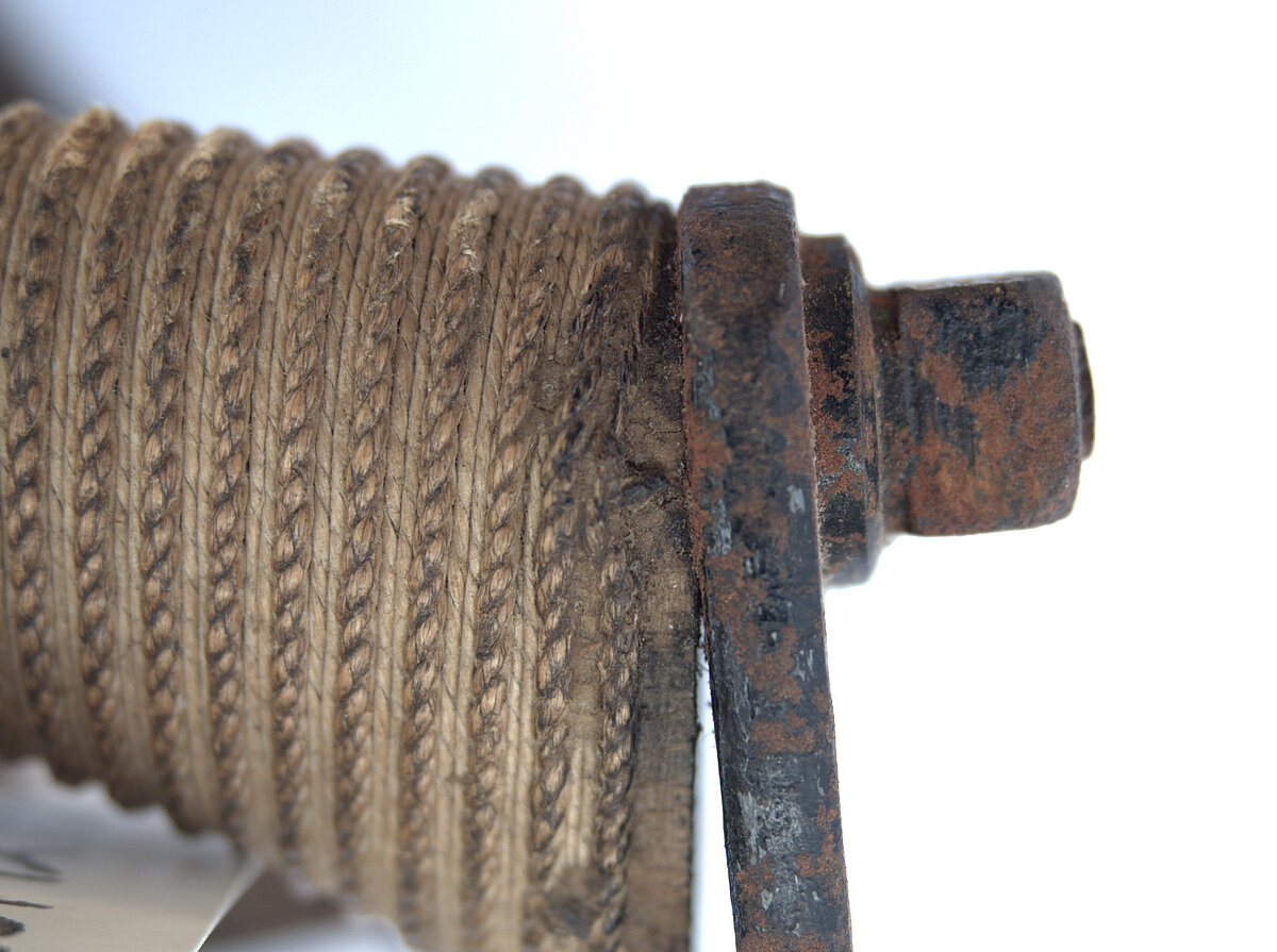 8. att. Rapiera roktura fragments un poga pirms konservācijas darbu veikšanas. Foto: Gints Ajausks