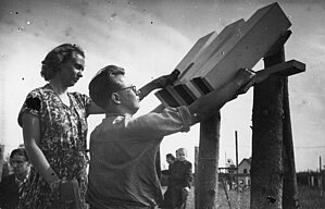 Leonids un Leonora Rozes pilna Saules aptumsuma novērošanas laikā Šilutē, Lietuvā, 1954. Foto: LU Muzeja krājums