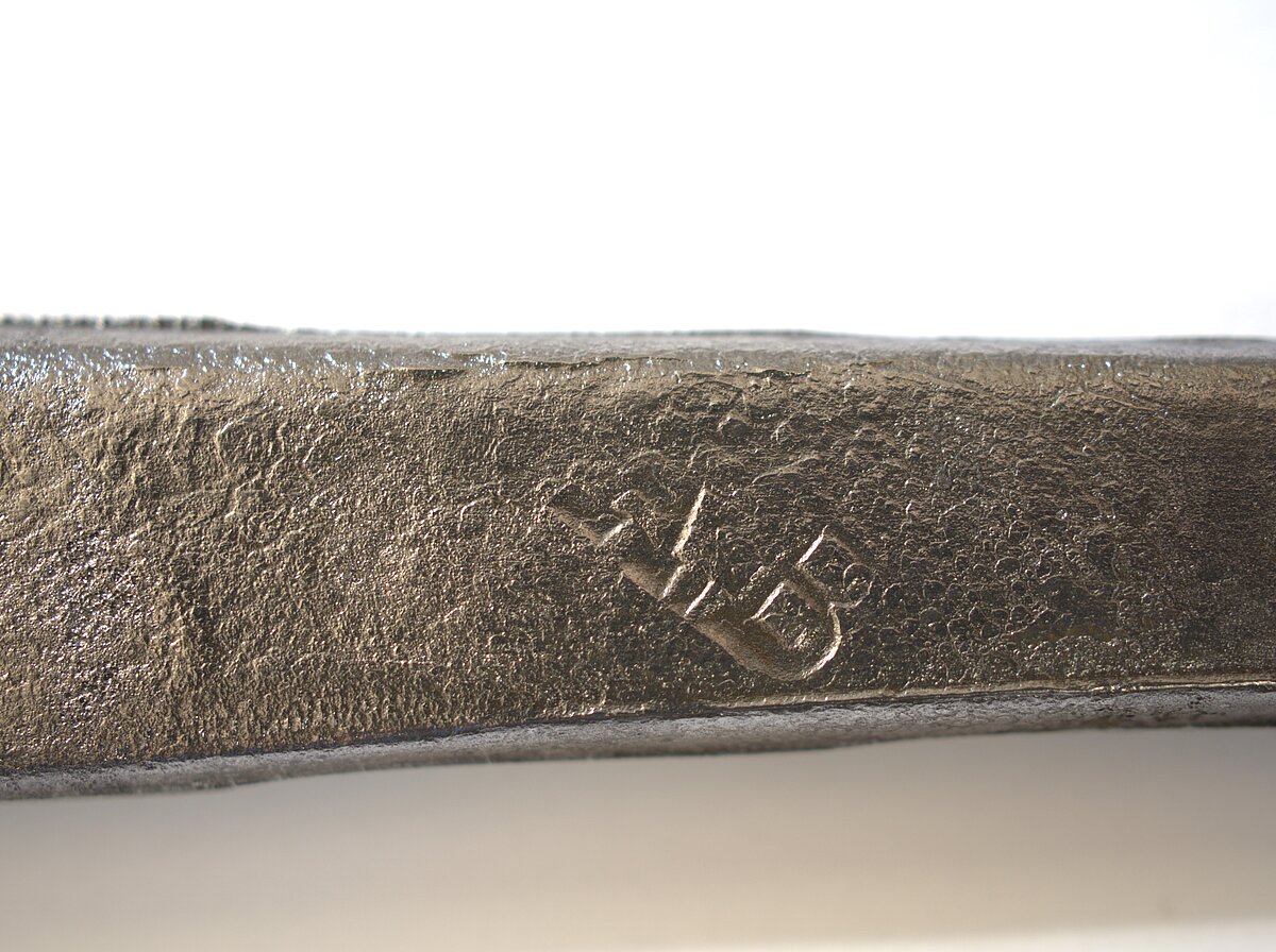 10. att. Notīrīts korozijas slānis un abreviatūra A.B.. uz rapiera asmens astes daļas. Foto: Gints Ajausks