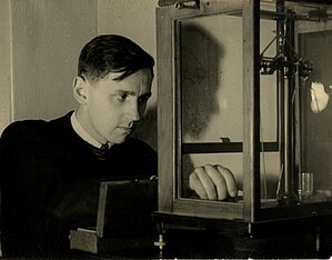 Aleksandra Veisa palīgs Arturs Kārkliņš. Foto: R. Leja, no Latvijas Ķīmijas vēstures muzeja krājuma