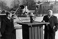 Botāniskajā dārzā pie NAFO 3T25 kameras (attēlā pa labi) kopā ar Jāni Balodi ap 1966. gadu. Attēls no muzeja arhīva