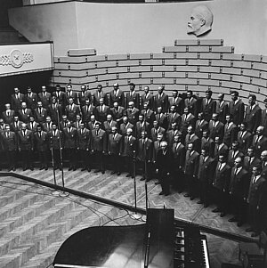 XV Vispārējie latviešu dziesmu un deju svētki. Haralds Mednis ar vīru kori "Tēvzeme" LU Lielajā aulā. 1970. gads. Foto: G. Janaiša privātā kolekcija.