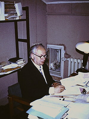 Leonids Roze savā kabinetā LVU Astronomiskajā observatorijā, ap 1988. gadu. Foto: Juris Žagars