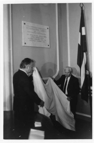 LCP Ārzemju delegācijas sekretārs, LU ģermānistikas absolvents, latviešu studentu vienības Austrums biedrs Leonīds Siliņš ar LU rektoru, fizikas profesoru un latviešu studentu korporācijas Gersicania biedru Juri Zaķi atklāj LU prof. Konstantīna Čakstes piemiņas plāksni, LU Mazajā aulā, 27.09.1994 (Foto: no LU Muzeja krājuma)