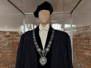 LU amata tērps LU Muzeja LU vēstures kolekcijās. Foto: LU Muzeja krājums
