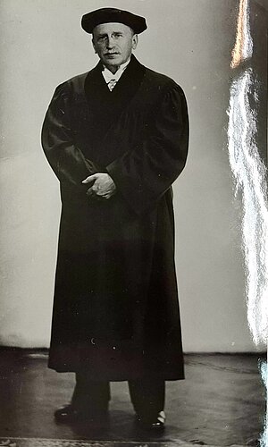 Latvijas Universitātes mācībspēku talārs un galvassega, 1939. Foto: LNA-LVVA, 7427-6-215, 392b