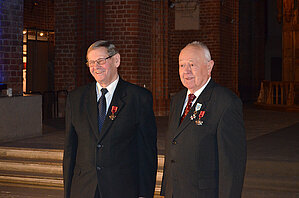 Ģeodēzists Jānis Balodis un Jānis Klētnieks (no kreisās) mērnieka goda zīmi saņemot, 2013. Foto: Ikars Kubliņš