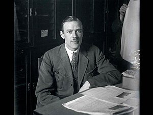 Arhitekts, Cēsu muzeja direktors (1937-1941) Ksavers Andermanis strādājot Pieminekļu valdē Rīgā, Kr. Valdemāra ielā 36a. 1928. gads. https://www.historia.lv/jaunumi/izstade-arhitektam-etnografam-cesu-muzeja-direktoram-ksaveram-andermanim-125