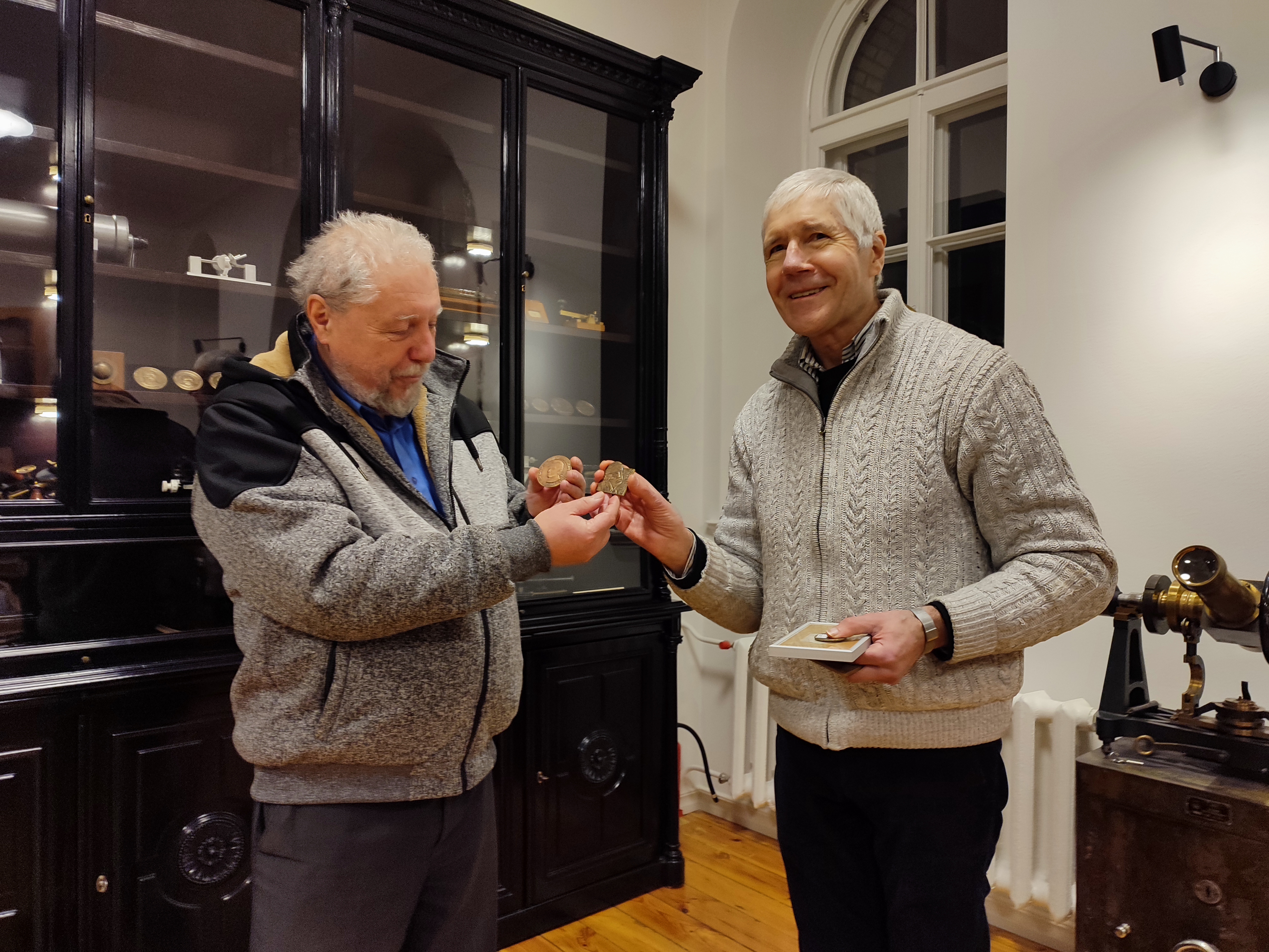 Mākslinieks Jānis Strupulis dāvina LU Muzejam savas medaļas. Foto: Mārtiņš Gills