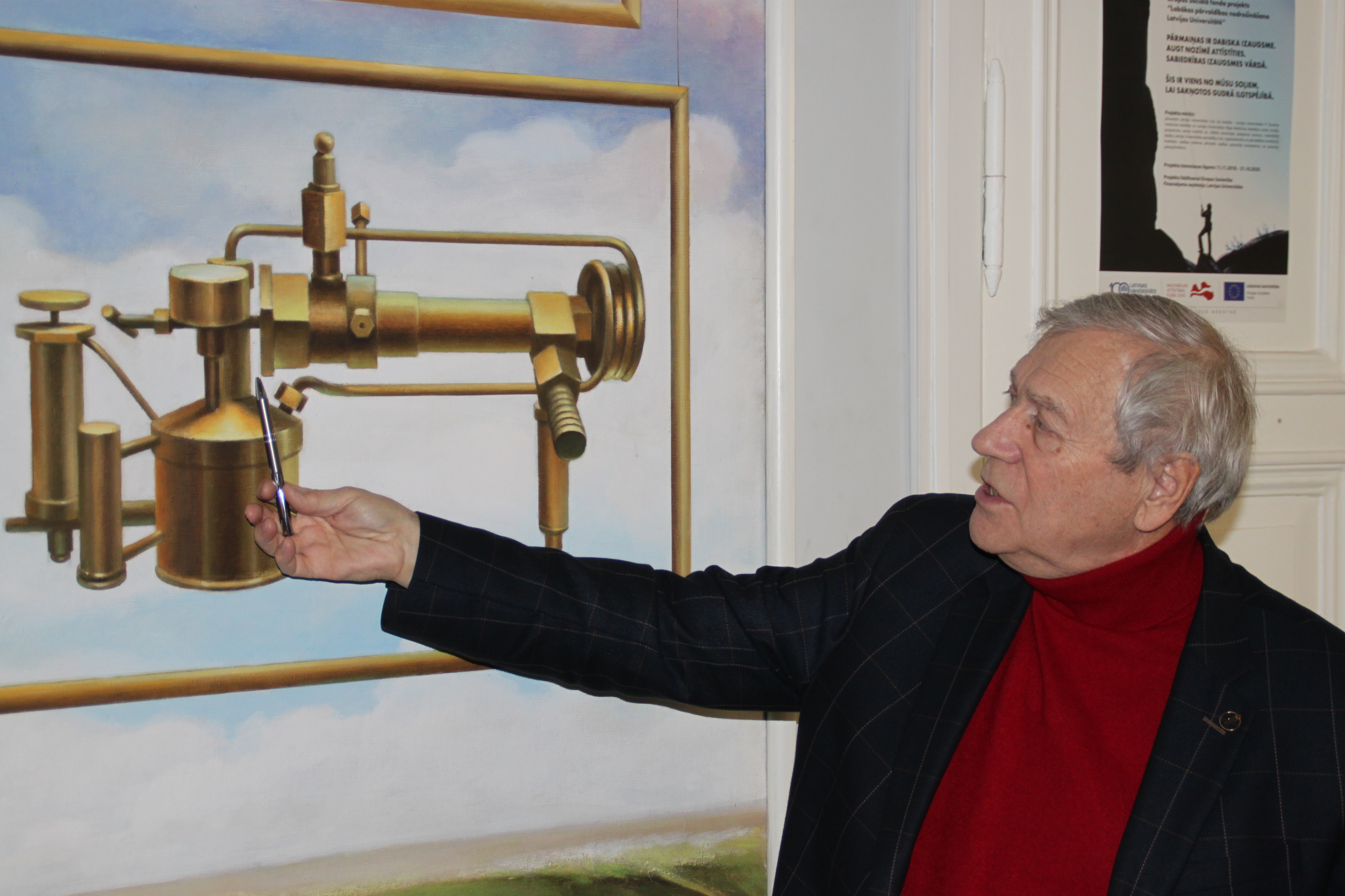 Kosmonauts A. Aleksandrovs skaidro F. Candera radītā dzinēja OR 1 uzbūvi LU Muzeja ekspozīcijā. Foto I.Vilks