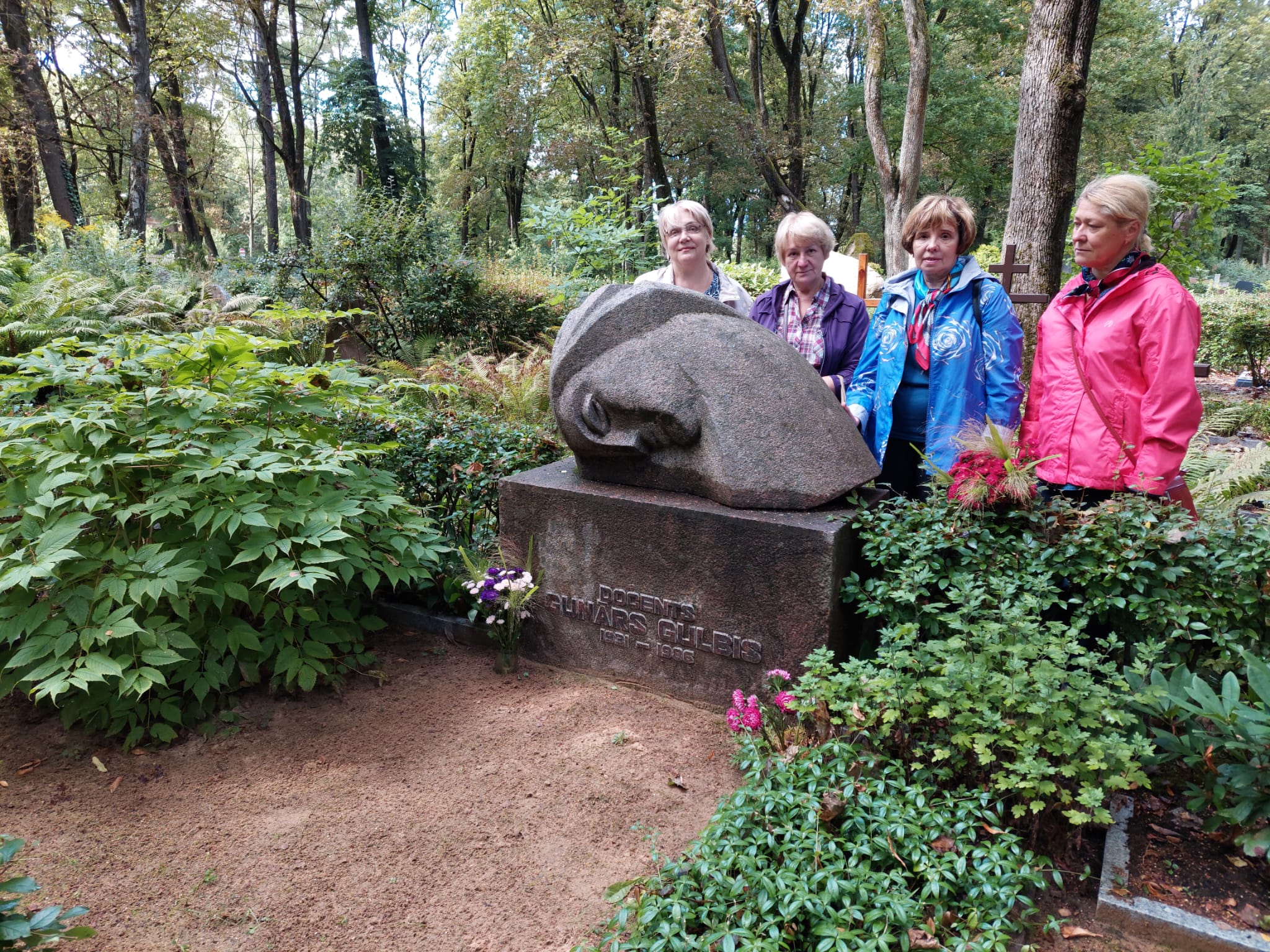Pie Gunāra Gulbja kapa. No kreisās: Ē. Lanka, lektore; A. Krūze, prof. emer.; Z. Anspoka, prof.; E. Stikute, doc. Foto: J. Vikšers