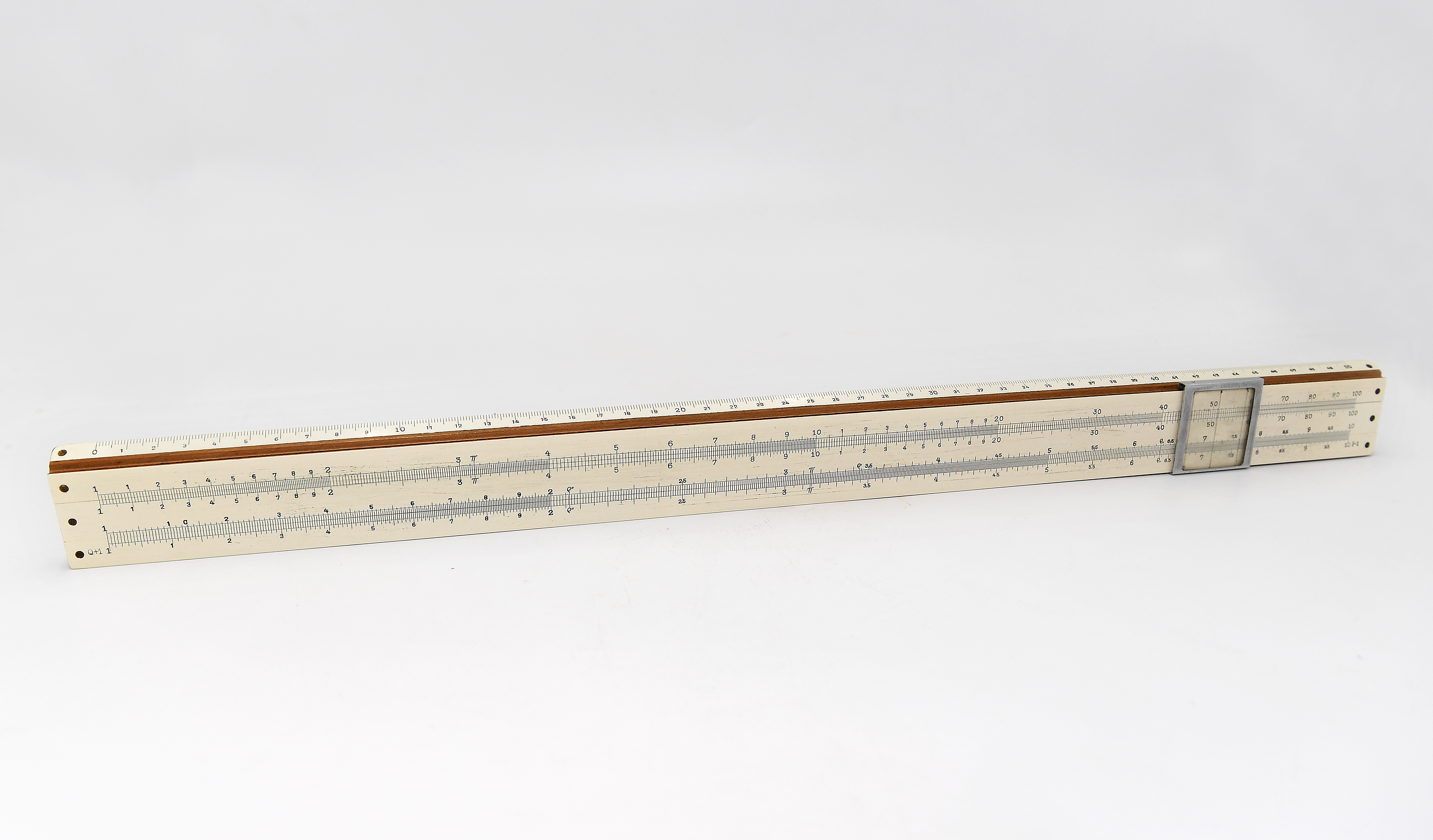 Friča Gulbja logarimiskais lineāls, LU Muzeja LU vēstures kolekcijas, LU Personību apakškolekcija, inv. Nr. LUV7599