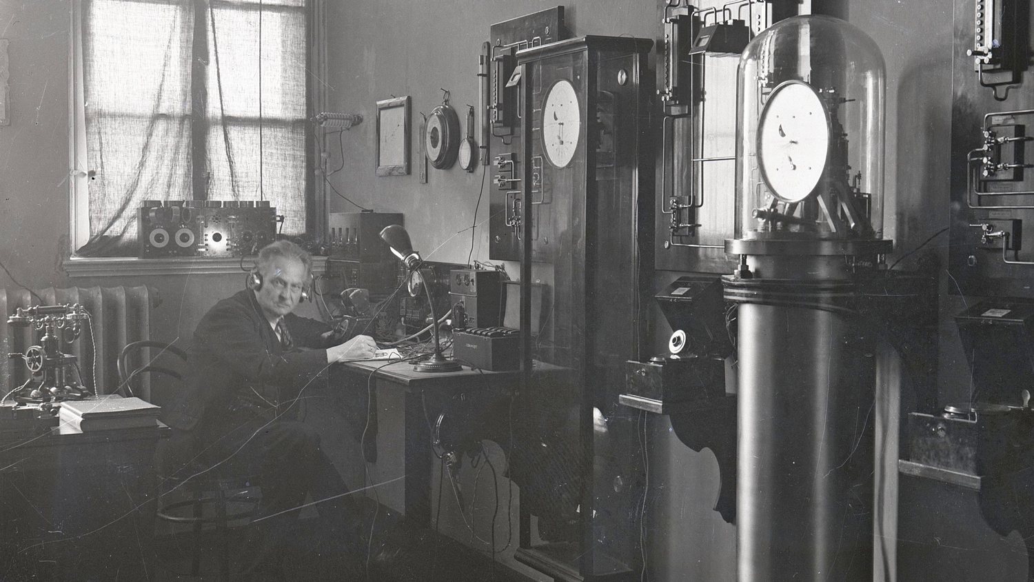 Pulksteņmeistars Ernsts Lips pie LU Astronomiskās observatorijas laika dienesta aparatūras ap 1923. gadu. LU Muzeja krājums