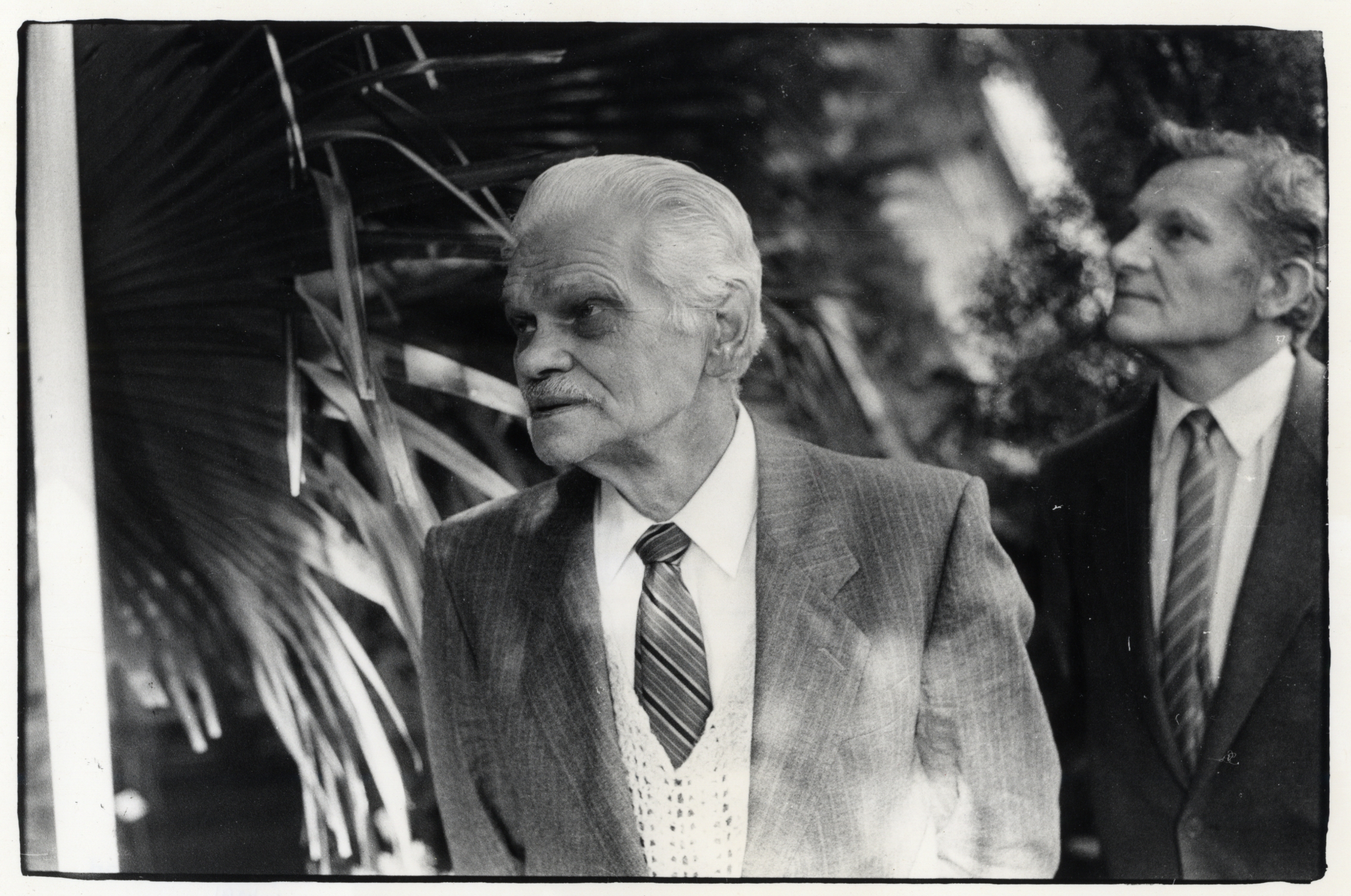 Profesors Ernests Foldāts un docents Alfons Piterāns LU Botāniskā dārza palmu mājā 1990. gada septembrī (LU Muzeja arhīvs)