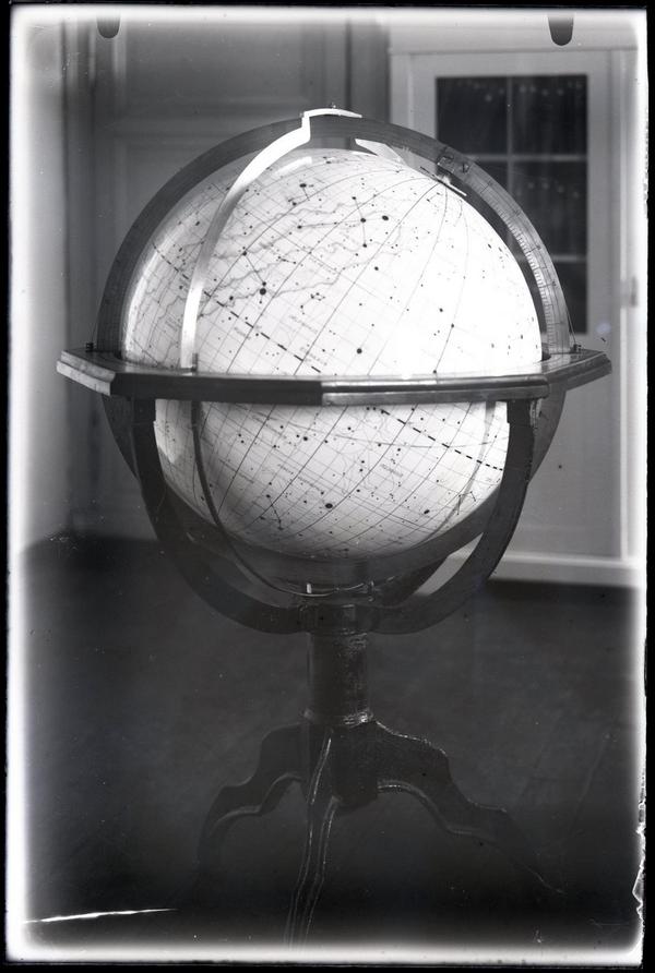 Zvaigžņu globuss astronomiskās observatorijas telpās 20. gs. 30. gados, attēls no LU Muzeja krājuma