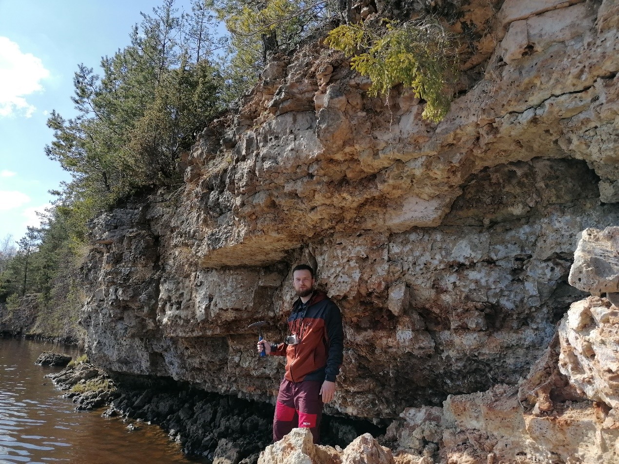 Kraukļa klintis un to pētnieki. Foto: Ģirts Stinkulis