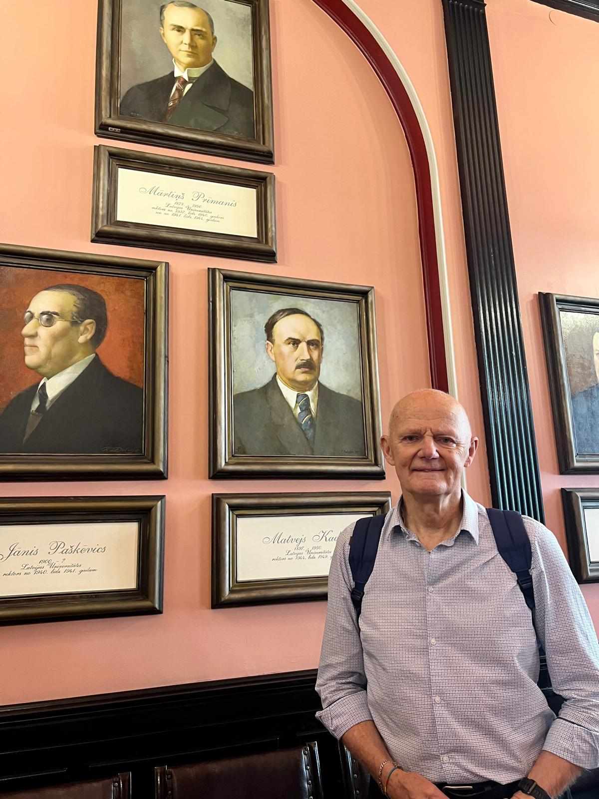 Pēteris Hilds pie sava vectēva Mārtiņa Prīmaņa portreta LU Senāta zālē (foto: Sarmīte Livdāne)