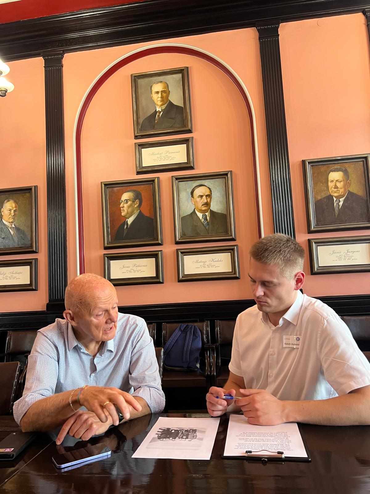 Pēteris Hilds stāsta par sava vectēva Mārtiņa Prīmaņa likteni Austrijā krājuma glabātājam Rūdolfam Rubenim (foto: Sarmīte Livdāne)