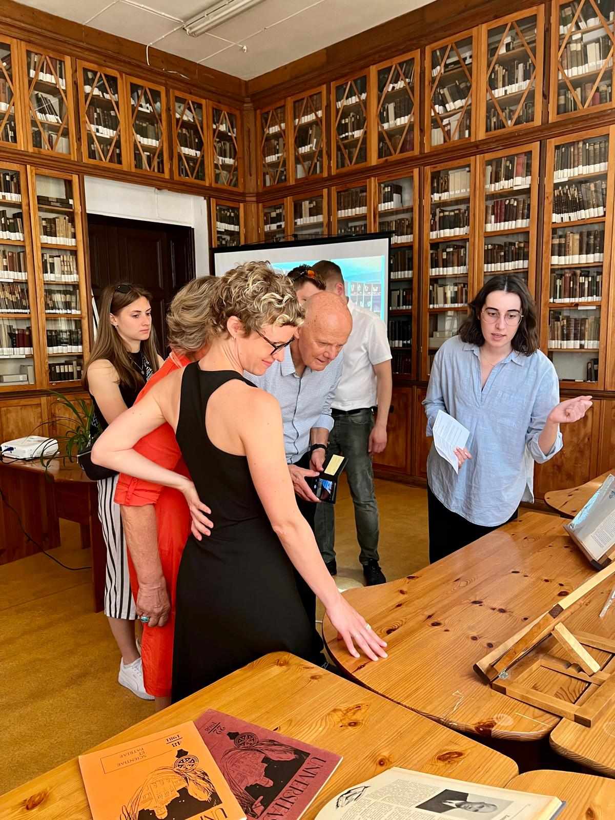 Hildu ģimene iepazīstas ar LU rektora Mārtiņa Prīmaņa vēstures avotiem LU Bibliotēkas Raiņa bulvāra filiālē (foto: Sarmīte Livdāne)