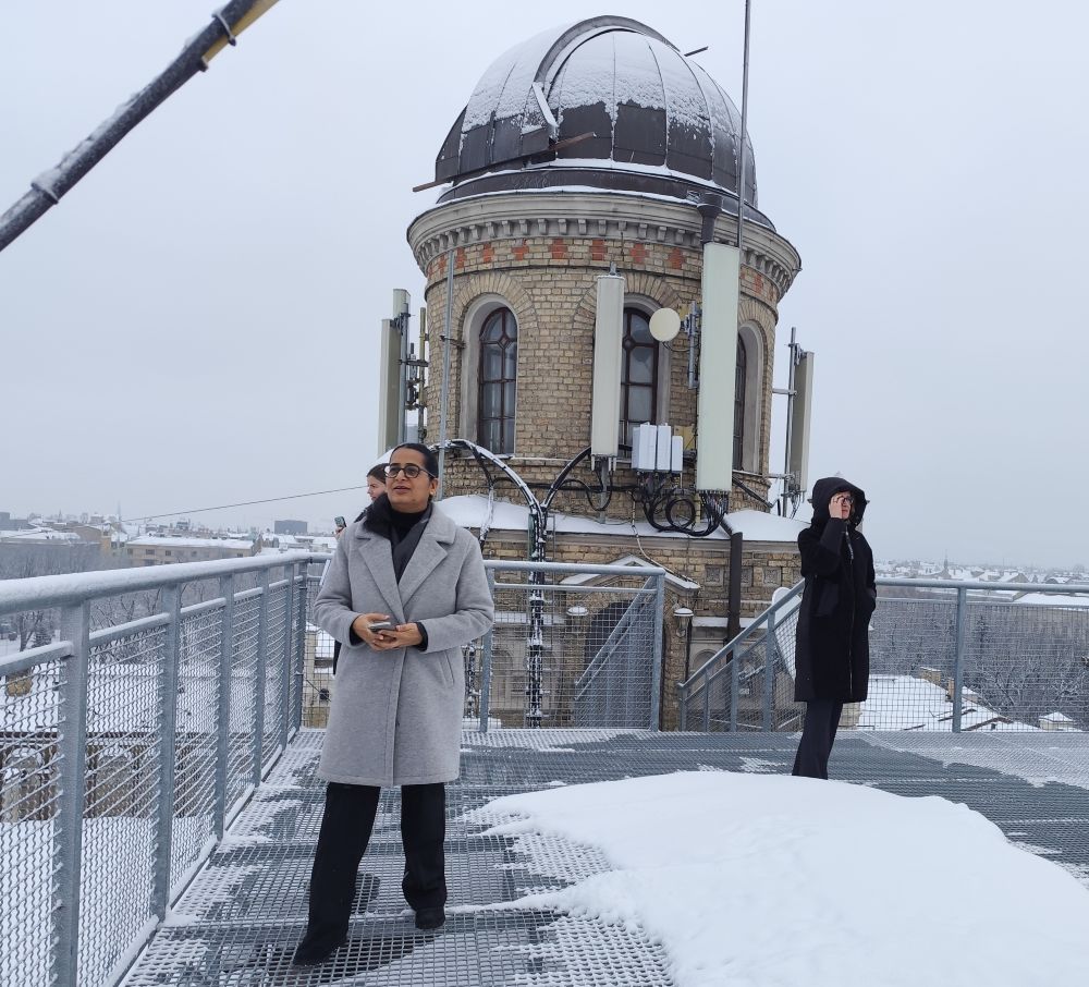 Apvienoto Arābu Emirātu vēstniece Latvijā Viņas Ekselence Nūra Džuma uz LU jumta platformas. Foto: Gunta Vilka 
