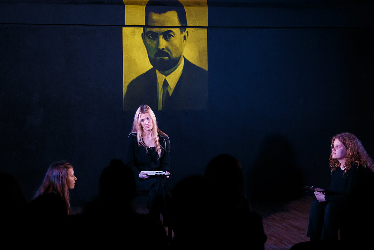 Skats no LU Studentu teātra izrādes “Cik ātri steidzas laiks”